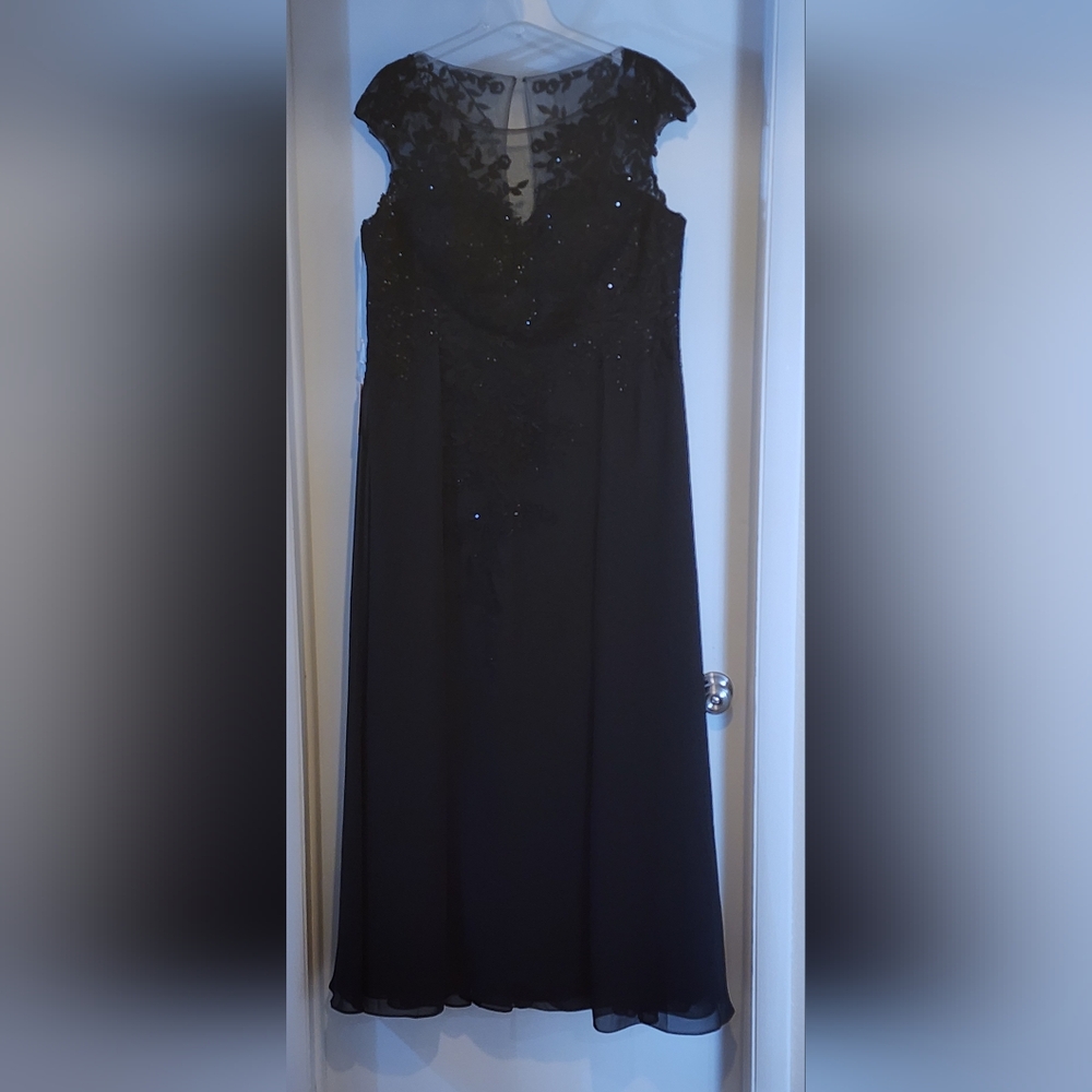 Black formal dress plus size - Picture 3 of 6